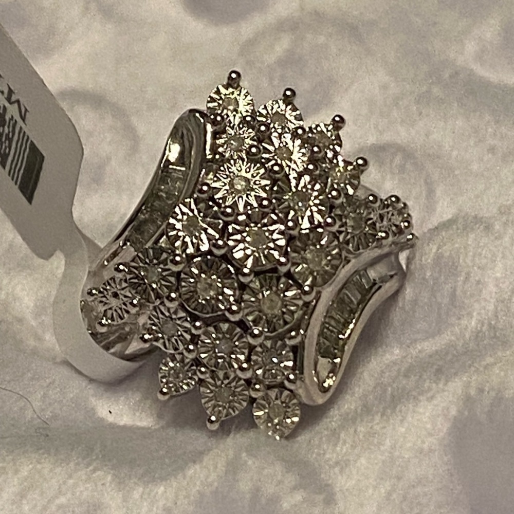 Beautiful JTV Monture Diamond Collection .25 ctw Round & Baguette Diamond Ring